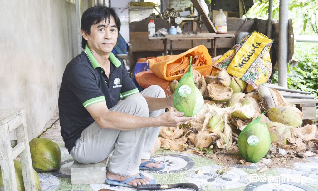 Anh Nguyễn Thanh Danh xây dựng thương hiệu “Dừa sáp Bảy Danh” được để tạo sự khác biệt, tăng sức cạnh tranh cho sản phẩm.